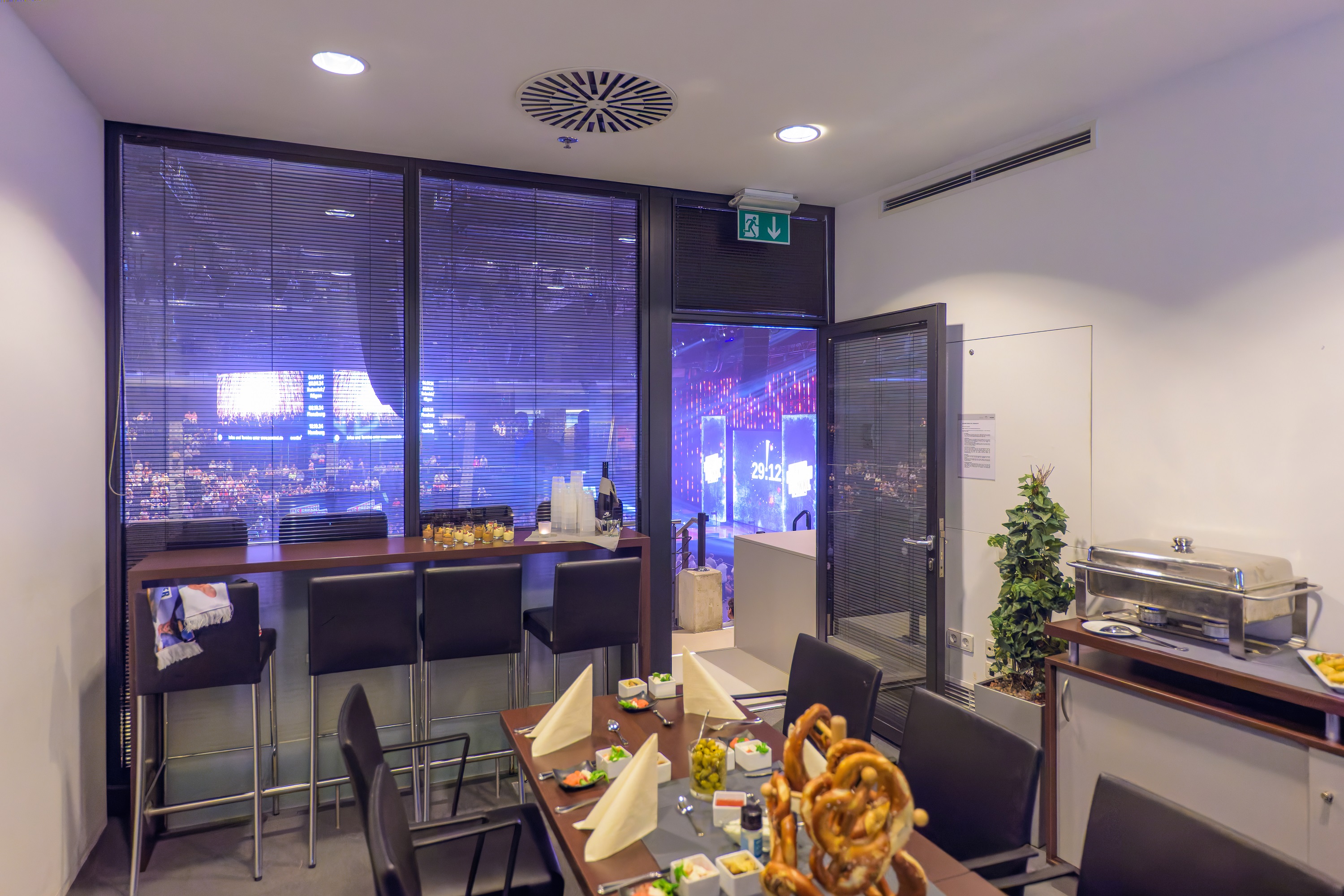 Business Sample 2 Ansicht auf Loge mit gedeckten Tisch mit Stühlen