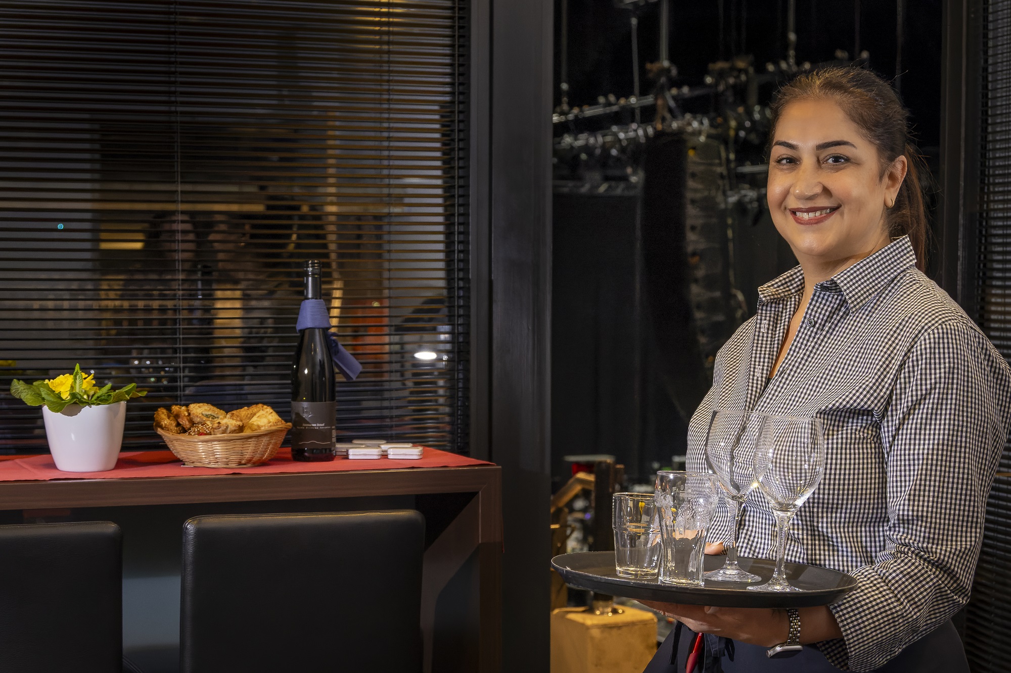 Business Sample 1 Gastro-Mitarbeiterin steht mit Tablett in der Loge